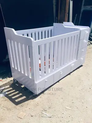 Beautiful Wooden Crib Available With 7 Drawers Attached