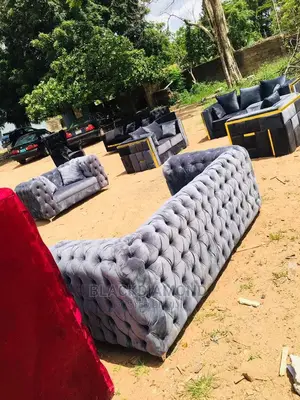 A Complete Set of Tufted Velvet Chair,