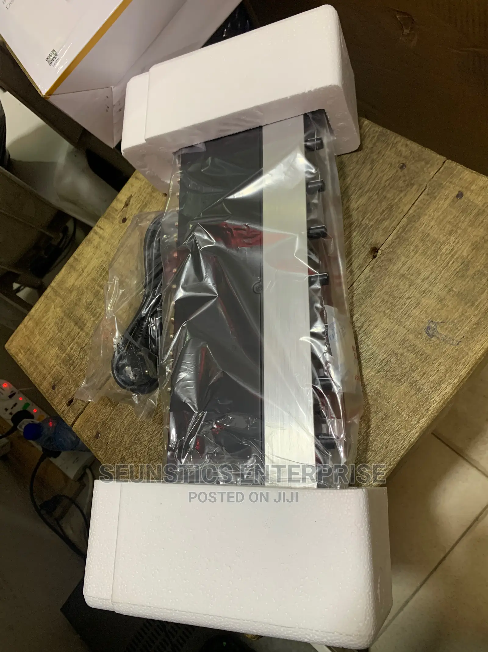 Quality Headphones Mixing and Distribution Amplifier
