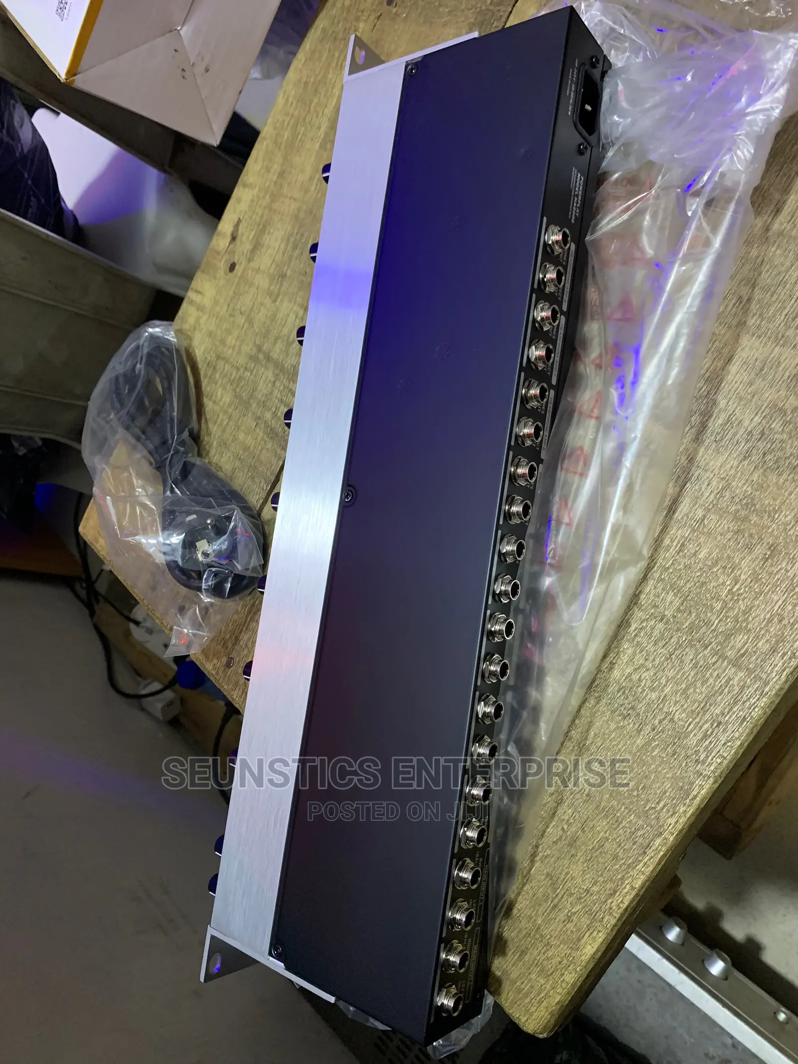 Quality Headphones Mixing and Distribution Amplifier