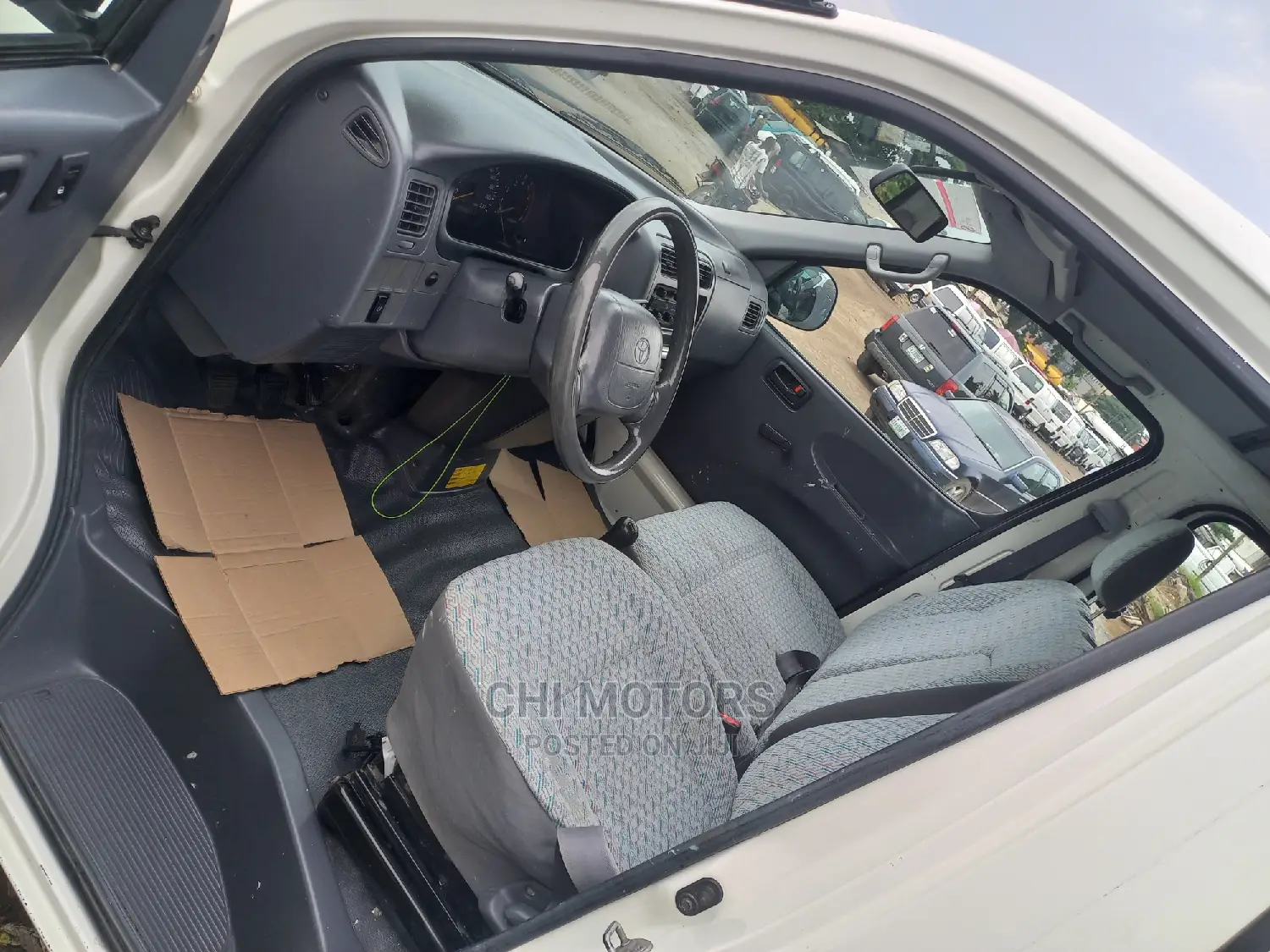 Toyota HiAce 2004 White