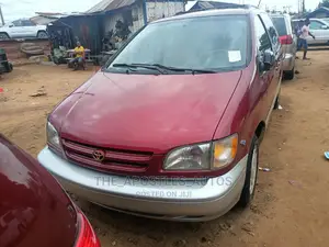 Toyota Sienna XLE & 1 hatch 2000 Red