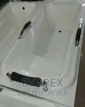 Executive White Bathtub With Seater
