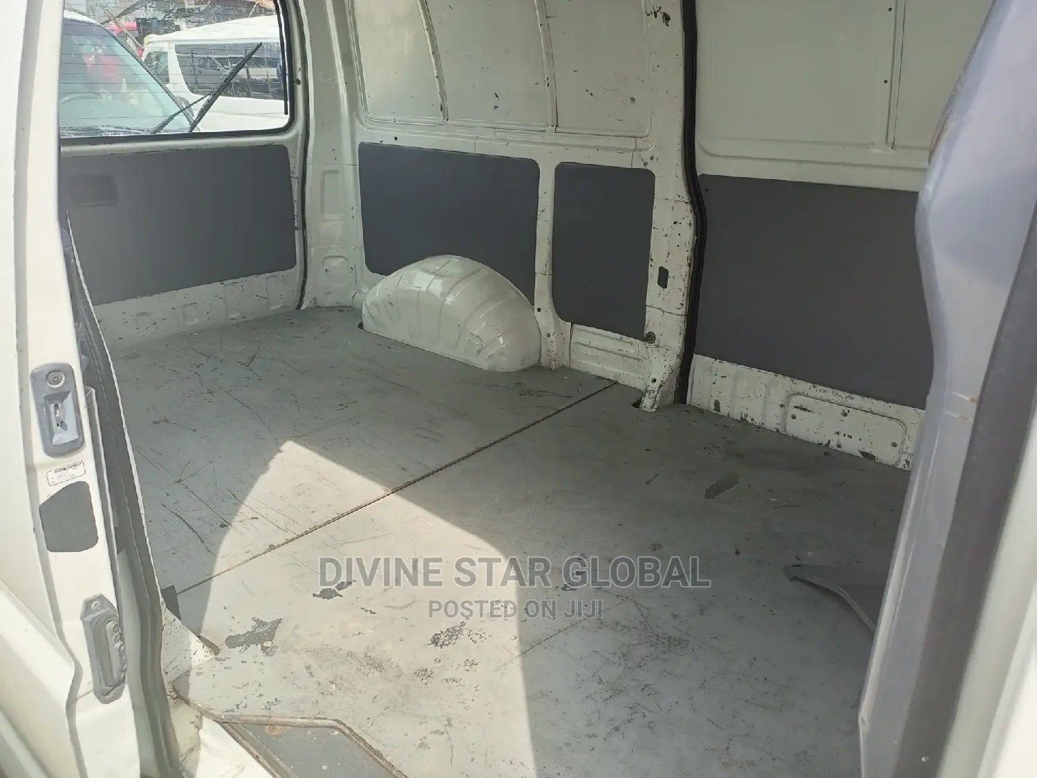 Toyota HiAce 2006 White