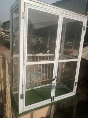Manikin Show Glass