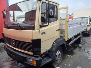 Mercedes Truck 814 Yellow Head
