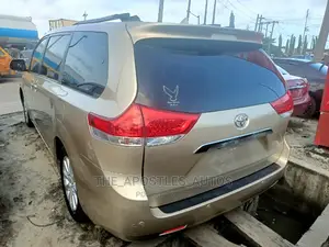 Toyota Sienna XLE 7 Passenger 2011 Gold