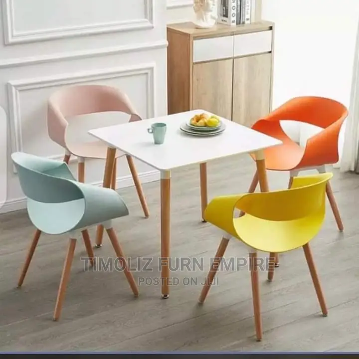 Classic 4 Seaters Dining Table With 4 Chairs