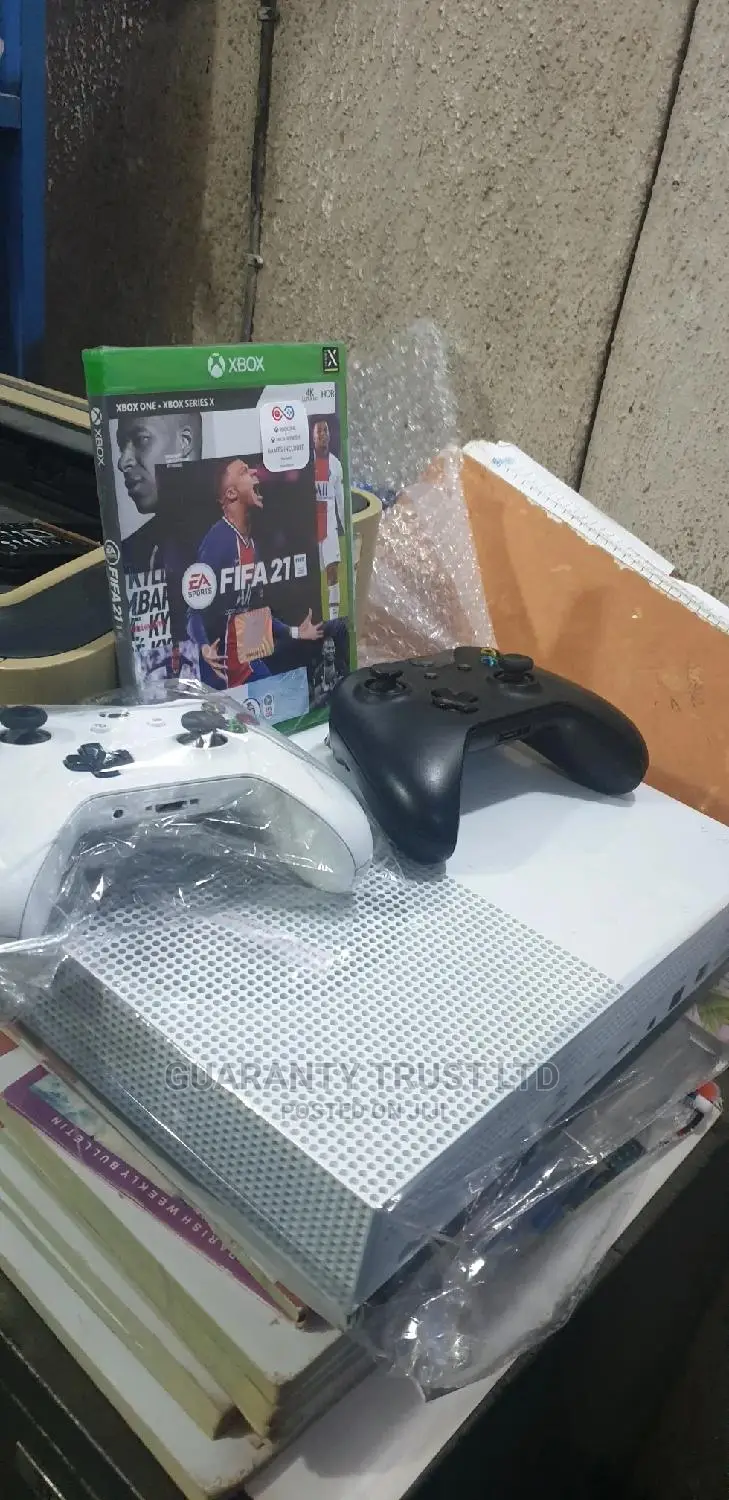 Microsoft Xbox One S + 2 Pads+ Fifa 21 Cd
