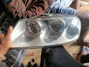 Complete Head Lamp Volkswagen Touareg 2006