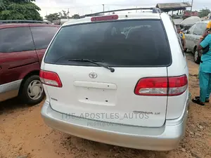 Toyota Sienna LE 2003 White