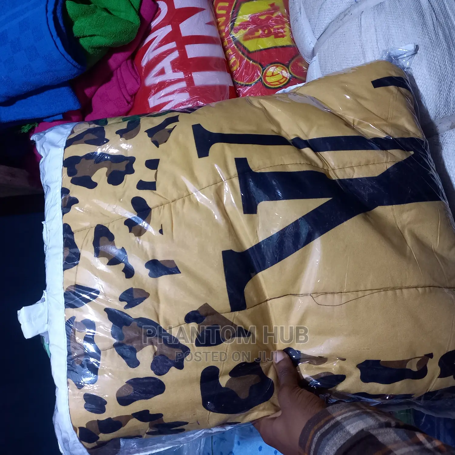 4 by 6 Duvet With Bedsheet and Pillowcase