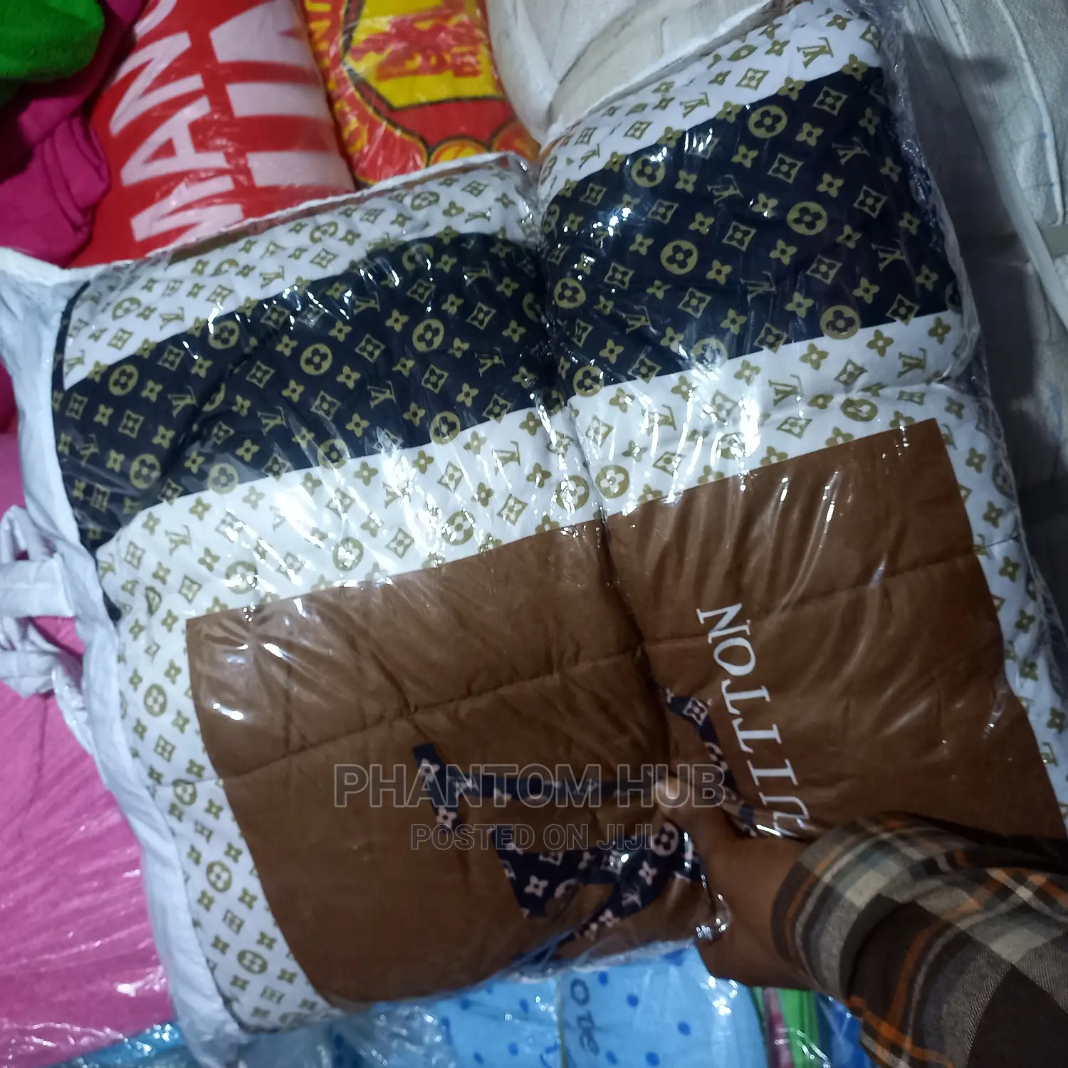 4 by 6 Duvet With Bedsheet and Pillowcase